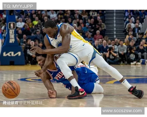 震惊全场足球球星意外受伤痛苦倒地引发球迷热议